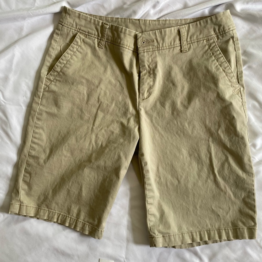 🌸 3 for $12 Liz Claiborne Women’s Bermuda Short Size 6 Tan Color